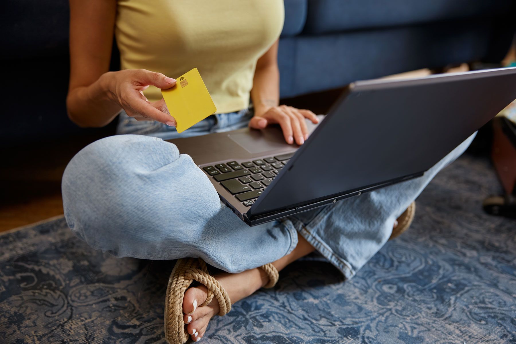 Frau bucht online Yoga-Privatstunde