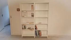 Büchertausch-Regal im Yogastudio
