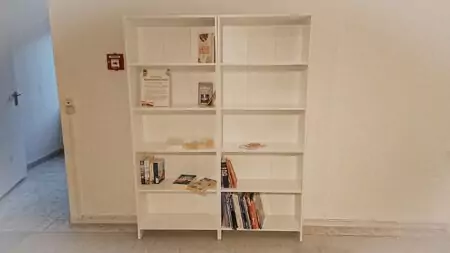 Büchertausch-Regal im Yogastudio