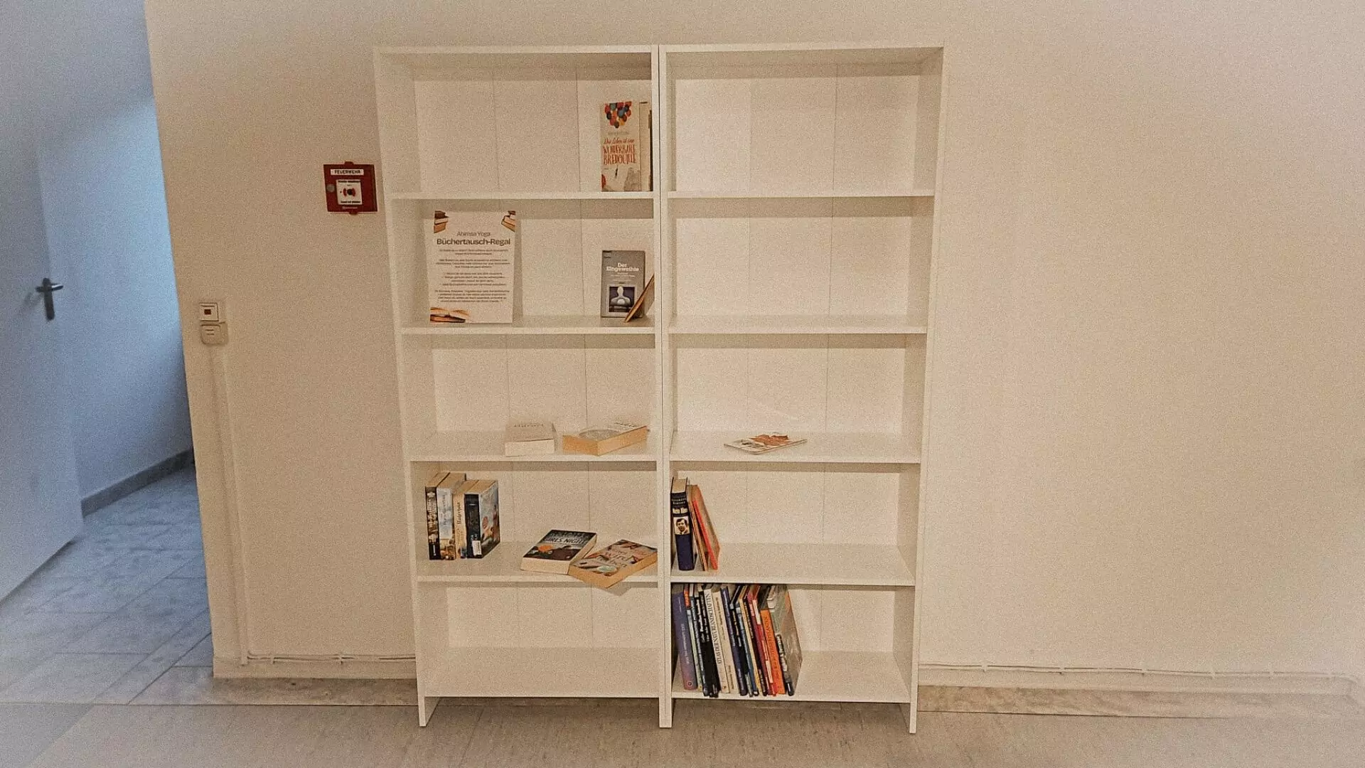 Büchertausch-Regal im Yogastudio